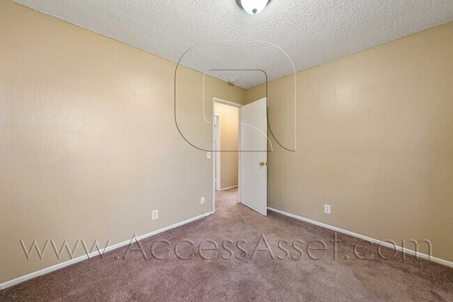 Building Photo - Charming and Bright Three-Bedroom Haven on Comotilo