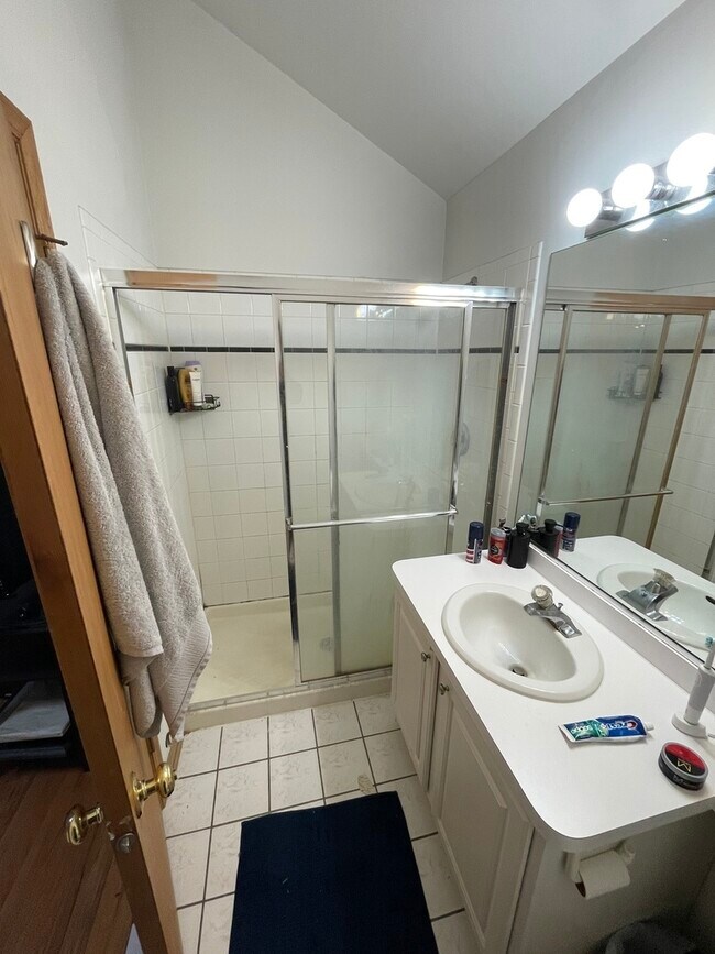 Building Photo - 865 W Buckingham Pl