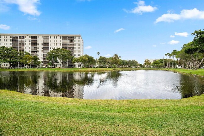 Building Photo - 2313 S Cypress Bend Dr