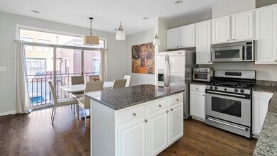 Building Photo - 720 W Evergreen Ave