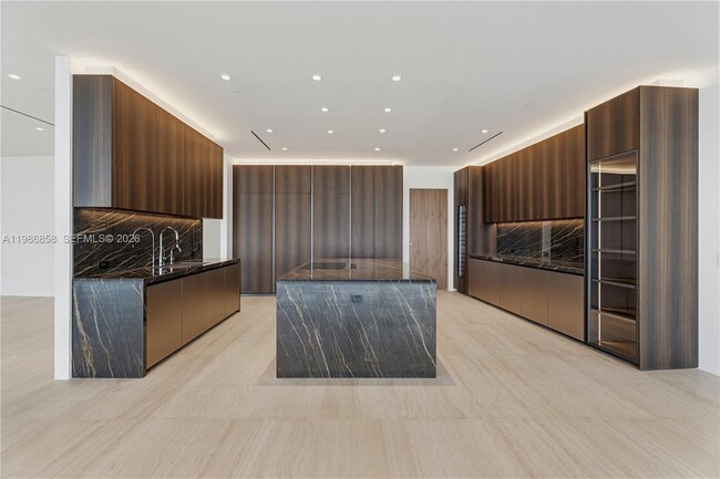 Building Photo - 5 Grove Isle Dr