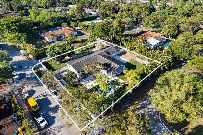 Building Photo - 5801 SW 44th Terrace