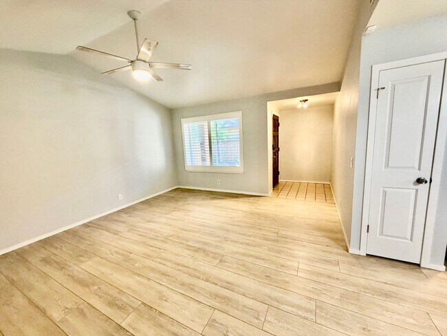 Building Photo - Beautiful Townhome with Great Schools, Great Location! Pet Friendly!
