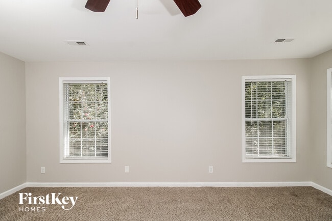 Building Photo - 501 Willowview Dr
