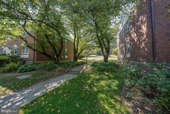 Building Photo - 500 E Lancaster Ave