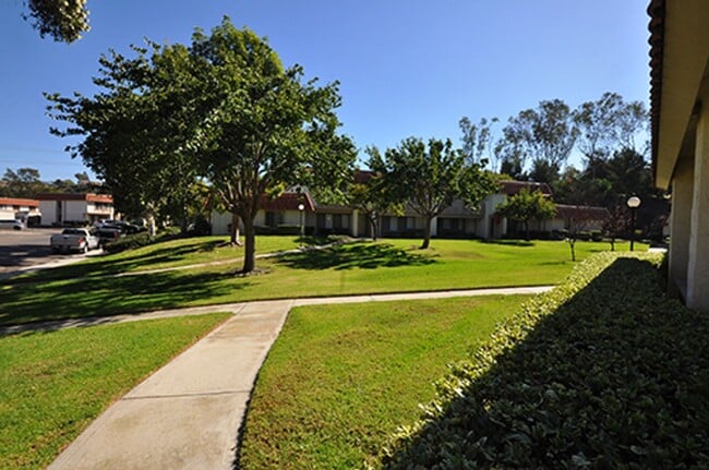 Building Photo - Lovely single level end unit in Tanglewood...