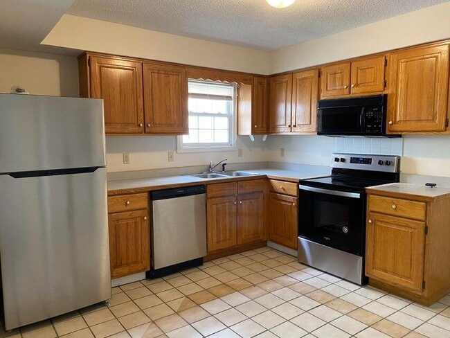 Building Photo - 28 N Cedar Lake Dr W