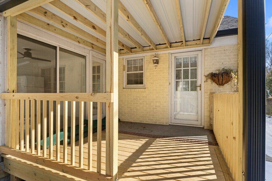 Building Photo - 221 W Avondale Dr