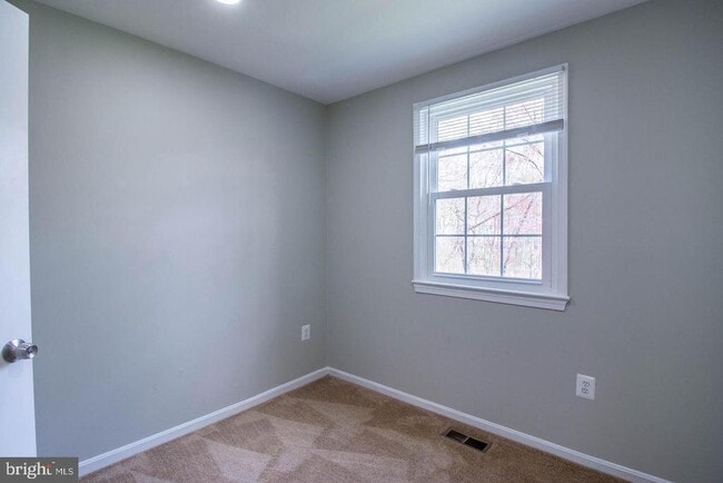 Building Photo - 9709 Lakepointe Dr