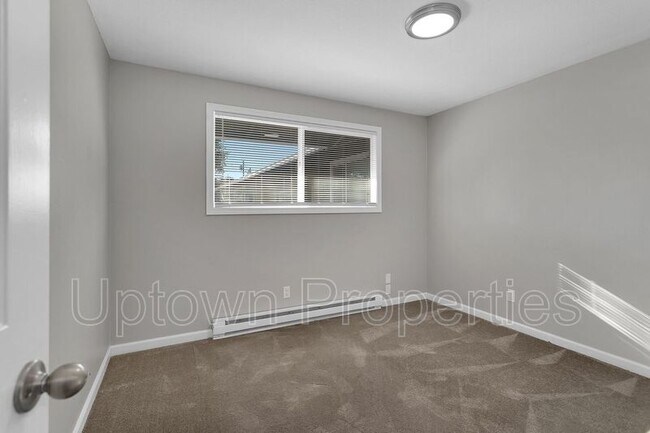 Building Photo - 1365 SE Cedar St