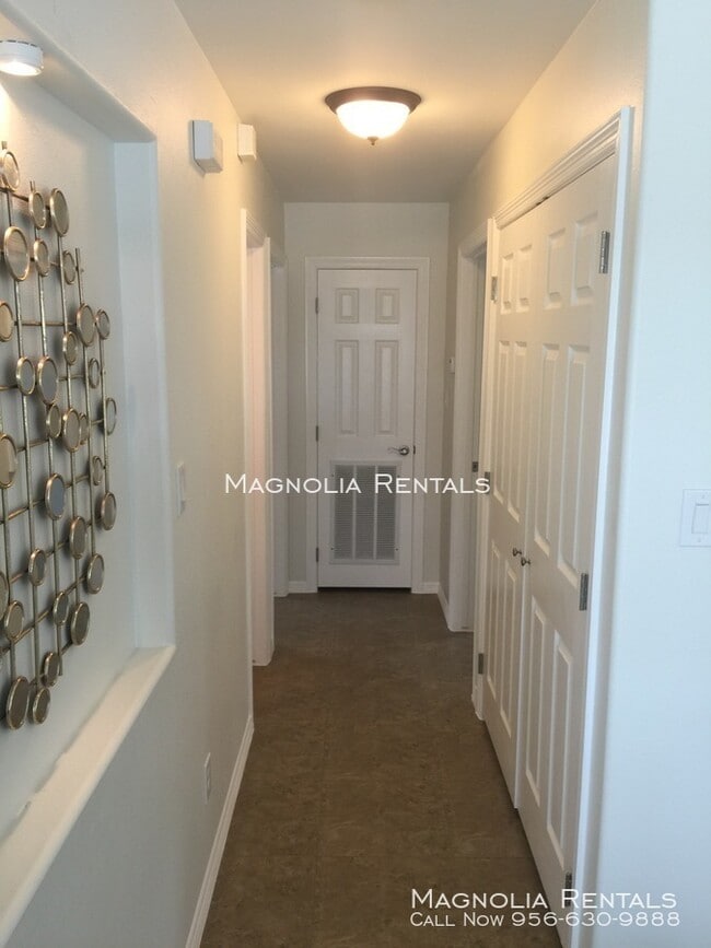 Building Photo - Tulipan Villas Apartments