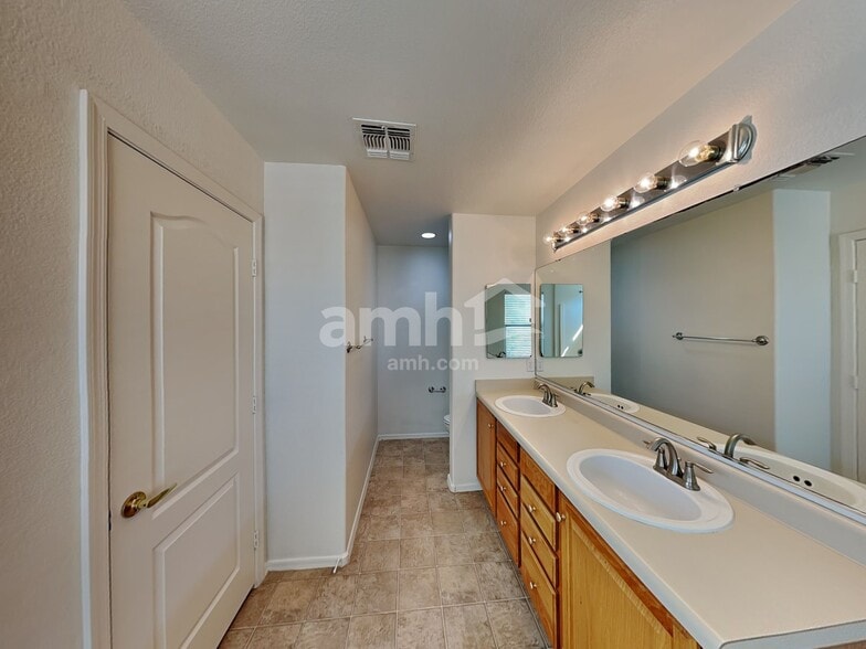 Building Photo - 780 E Cowboy Cove Trail