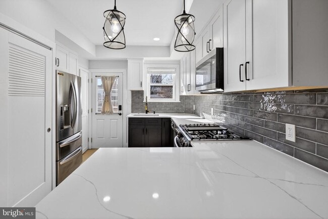 Building Photo - 2015 Gales St NE