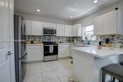 Building Photo - 565 NE 5th Pl