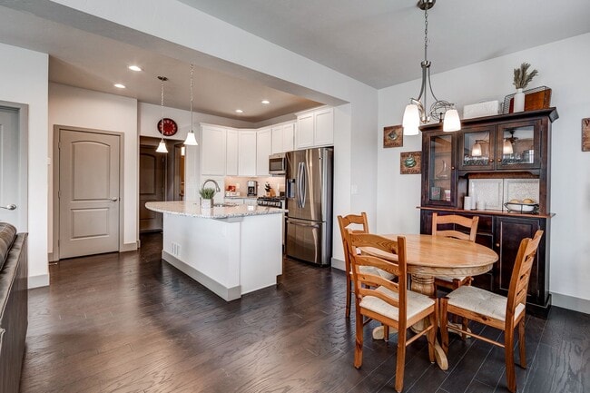 Building Photo - 2 Bedroom Luxury townhome