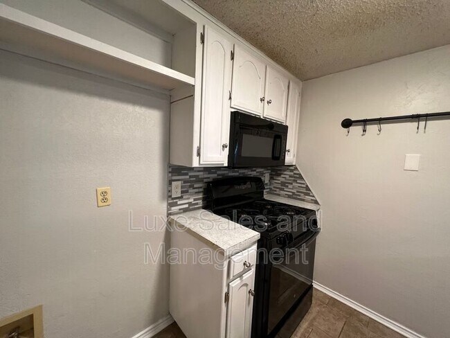 Building Photo - 2137 Goodrich Dr