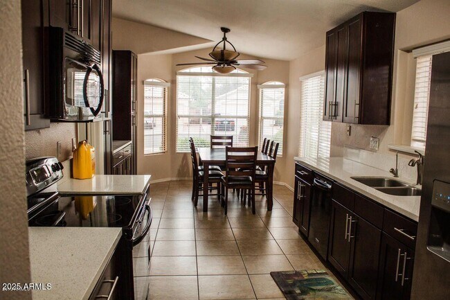 Building Photo - 1091 W Kingbird Dr