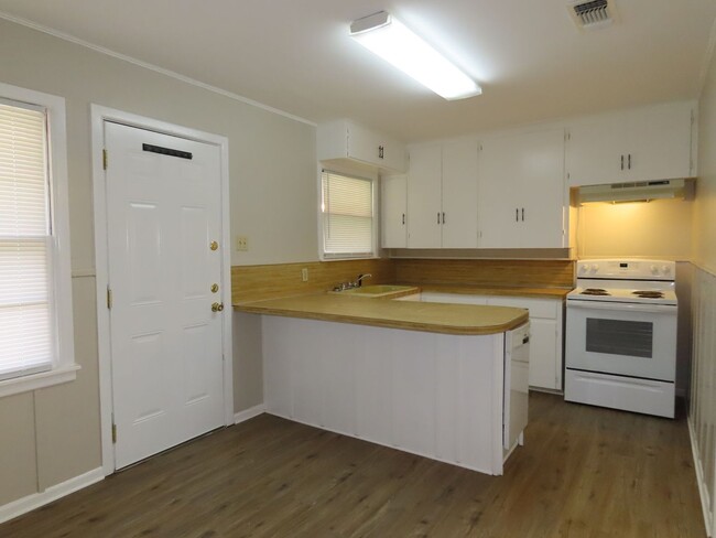 Building Photo - Cozy 2 Bedroom Home