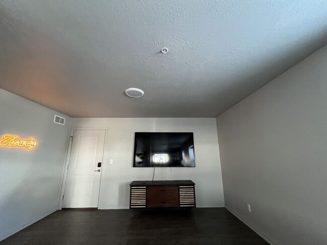 Building Photo - 2 Bedroom Pet Friendly Unit for Rent in Provo
