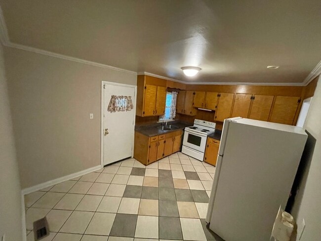 Building Photo - 2315 Finchley Dr