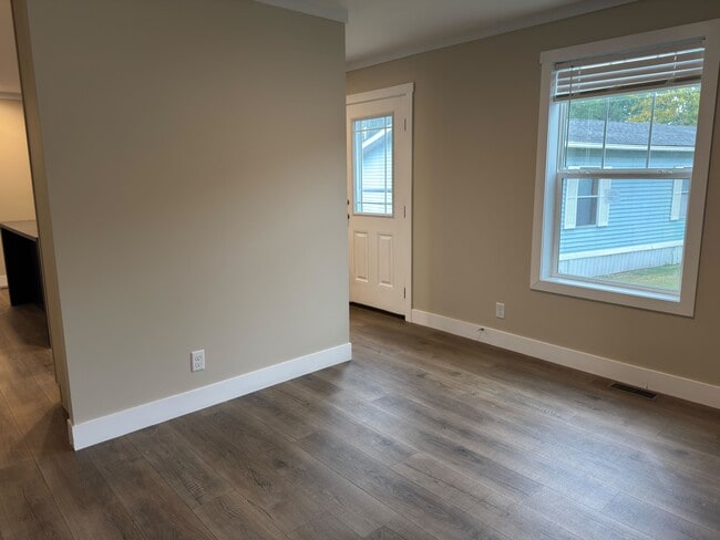 Building Photo - 48599 Lakeview E