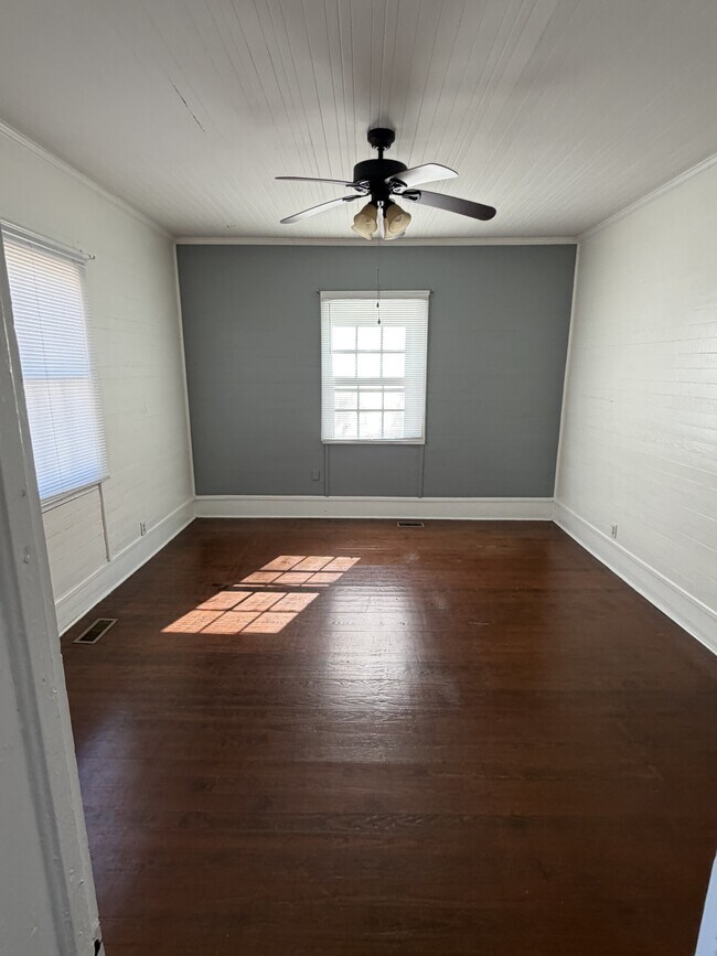 Building Photo - 411 Latham Ln