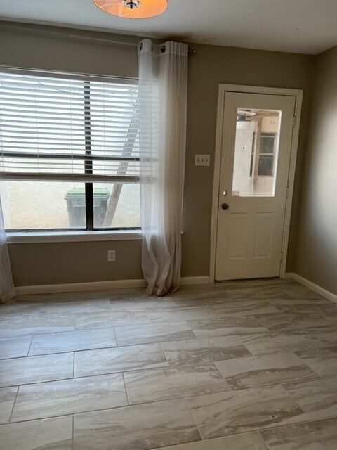 Building Photo - 2458 Country Club Dr