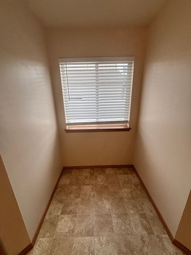 Building Photo - BEAUTIFUL HOME IN THE LANDINGS (APP#59)
