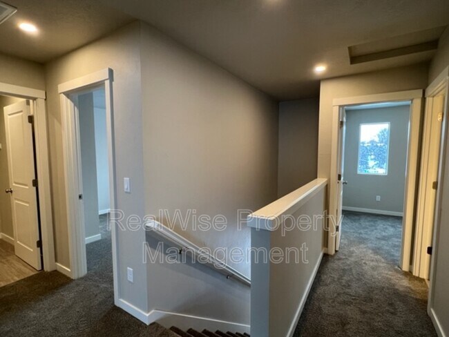 Building Photo - 675 NE Brookstone Dr