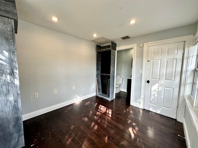 Building Photo - 101 C St