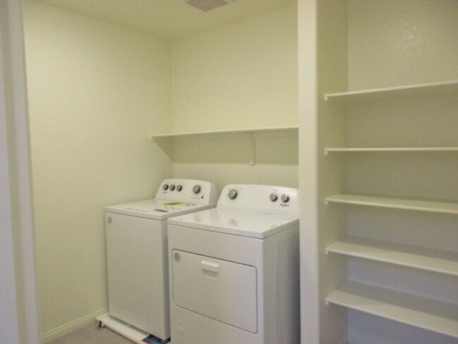 Building Photo - 420 Canary Song Dr