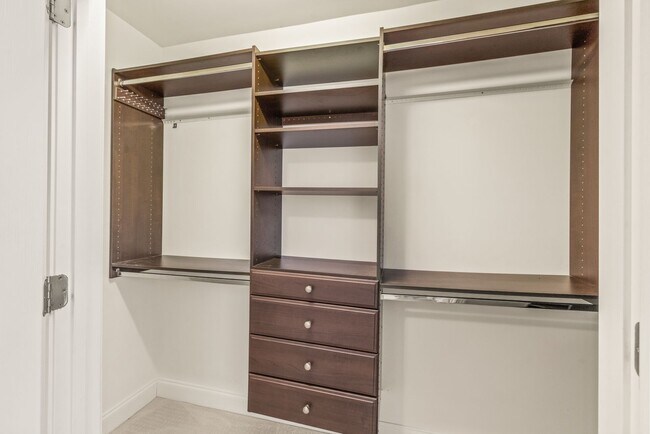 Building Photo - (Coming Soon) Newly Renovated Townhome Oas...