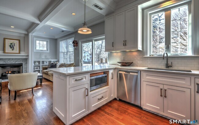 Building Photo - 30 Narrow St