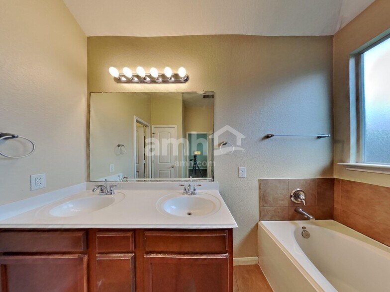 Building Photo - 15815 Egret Field Ln