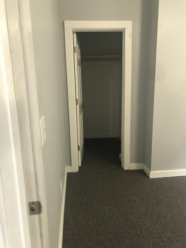 Building Photo - 1122 S 9th St