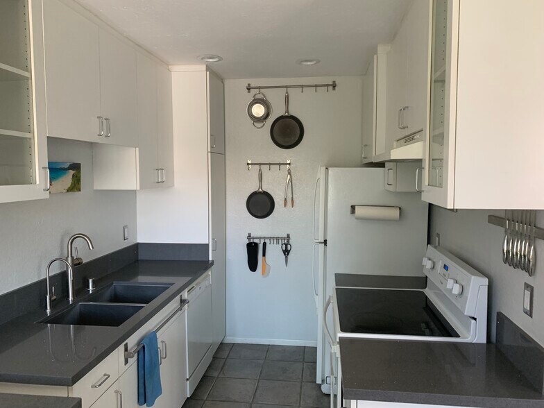 Kitchen - 4062 Georgia St