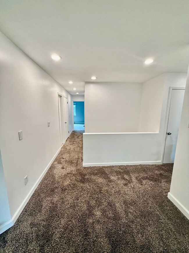 Building Photo - Charming 3 BR / 2 BA Top-Floor Condo | Blackberry Hill Village