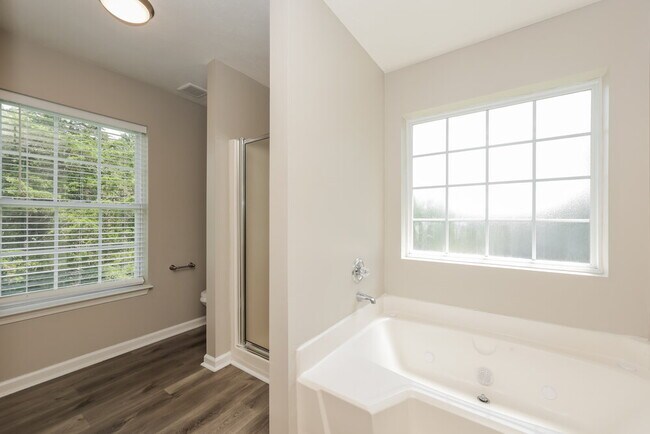 Building Photo - 200 Lake Forest Dr