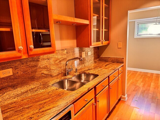 Building Photo - 2212 Country Club Dr