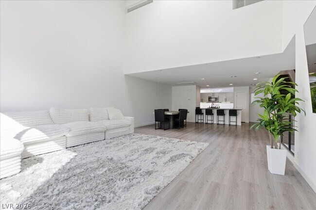 Building Photo - 250 Tower St