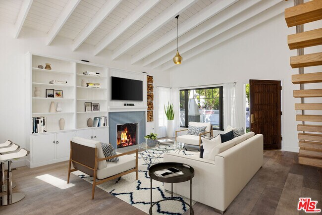 Building Photo - 1203 N Poinsettia Pl