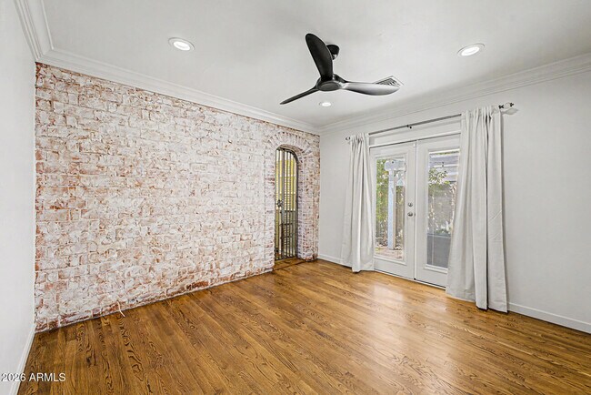 Building Photo - 521 W Mariposa St