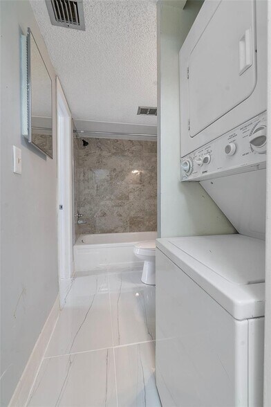 Building Photo - 4013 N Ocean Dr