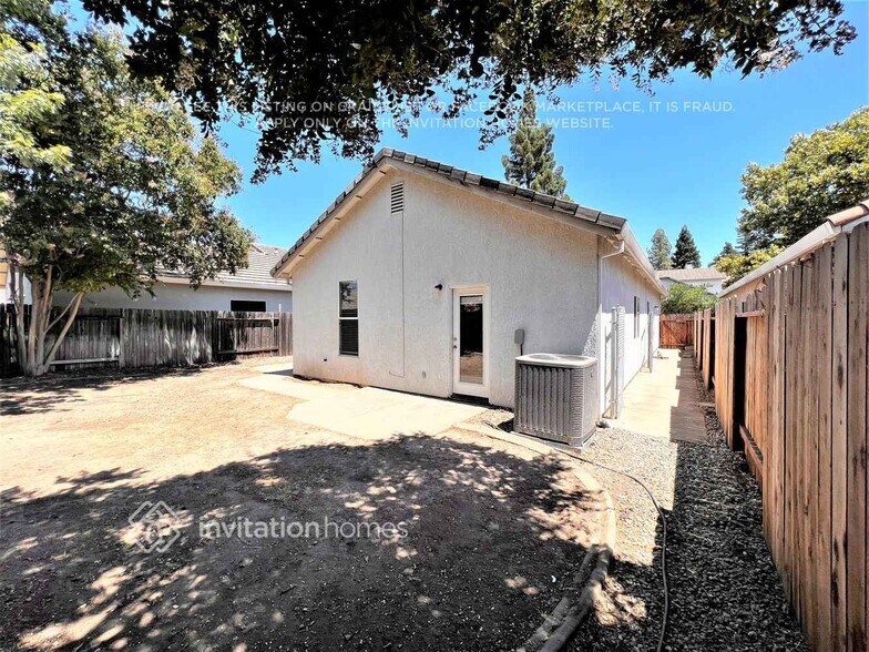 Building Photo - 1949 Lindsay Dr