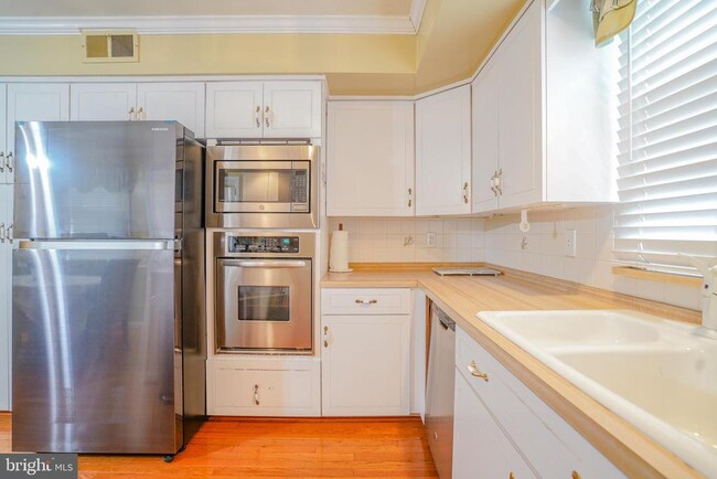 Building Photo - 245 Barclay Cir
