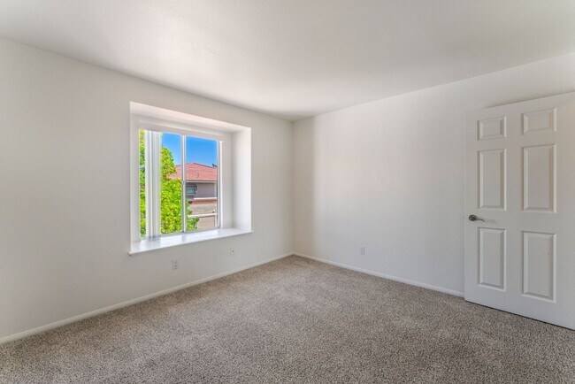 Building Photo - 7300 W Pirates Cove Rd