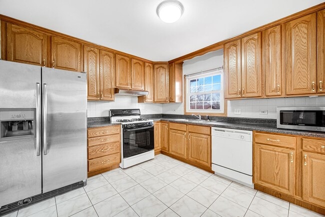 Building Photo - 4 Bed 2.5 Bath in Des Plaines