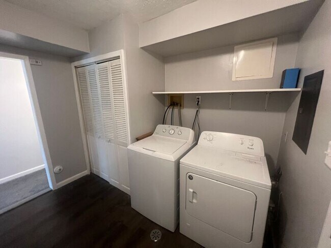 Building Photo - 9433 Sylvia St