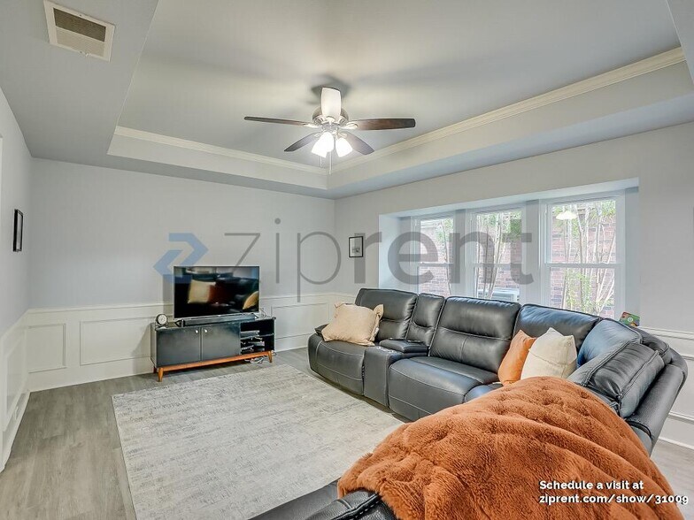 Building Photo - 4211 Meadow Ridge Dr