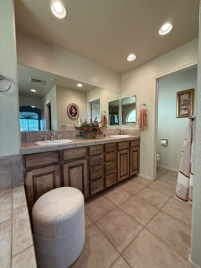Building Photo - 2010 Richey Cir